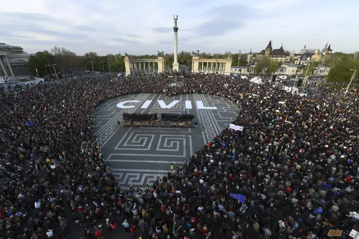 A civil szervezetek átláthatóságáról szóló törvényjavaslat ellen szervezett tüntetés résztvevői Budapesten, a Hősök terén, 2017. április 12-én – Fotó: Balogh Zoltán / MTI
