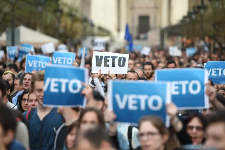 Résztvevők a nemzeti felsőoktatásról szóló törvény módosítása elleni tiltakozásul szervezett demonstráción a CEU budapesti épülete előtt, 2017. április 4-én – Fotó: Balogh Zoltán / MTI