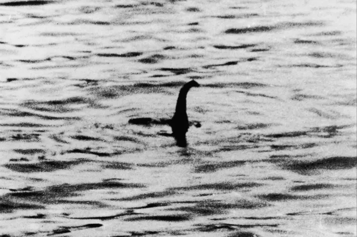 Megpróbált átverni mindenkit, lebukott, megsértődött, és bosszúból elkészítette a leghíresebb fotót a Loch Ness-i szörnyről