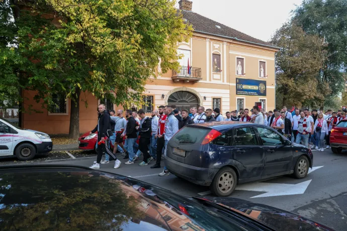 A Freiburg szurkolói Topolya főterén gyülekeztek és onnan vonultak a stadionba – Fotó: Melegh Noémi Napsugár / Telex