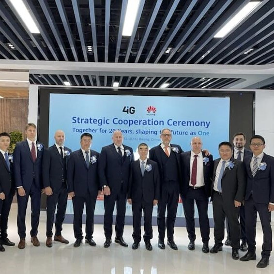 A nyugati országok tiltólistáin szerepel, nálunk az Orbán-rendszer csúcscégével kezd együttműködni a Huawei