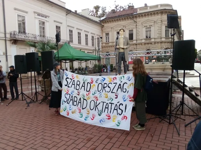 A tüntetésen négy diák mondott beszédet – Fotó: Móra Ferenc Sándor / Telex