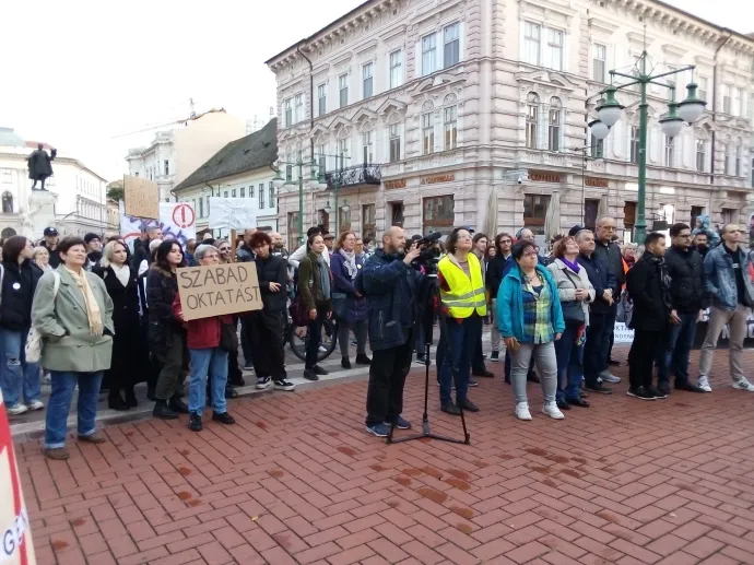 A tüntetés résztvevőinek egy csoportja – Fotó: Móra Ferenc Sándor / Telex 