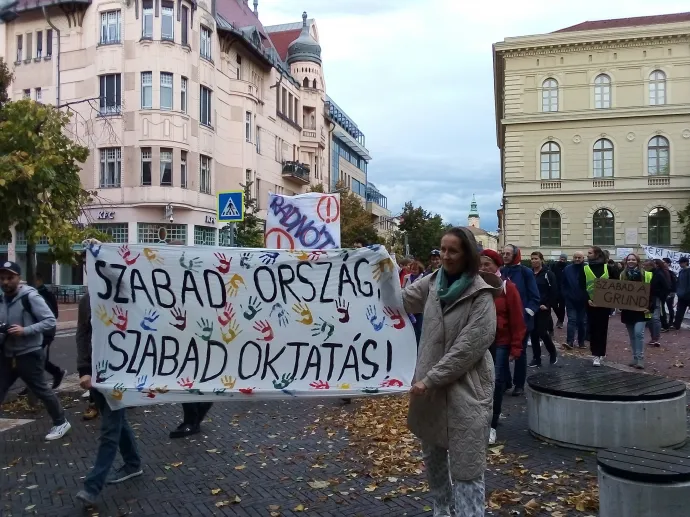 A tömeg a Dugonics térről indult – Fotó: Móra Ferenc Sándor / Telex