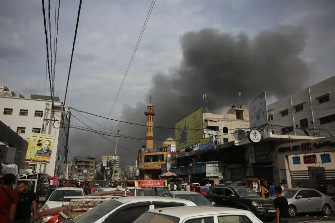 Füst száll fel Gázában egy izraeli légicsapás után 2023. október 27-én – Fotó: Ashraf Amra / Anadolu / AFP