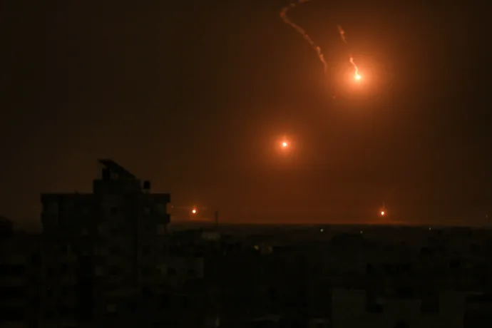 Az izraeli hadsereg által kilőtt rakéták világítják meg az eget a Gázai övezet déli részén fekvő Hán Junisz közelében 2023. október 27-én – Fotó: Said Khatib / AFP