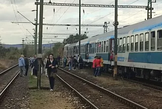 Lerobbant a Ljubljanába tartó IC Pétfürdőnél, a sínekre ugrálhattak le az utasok