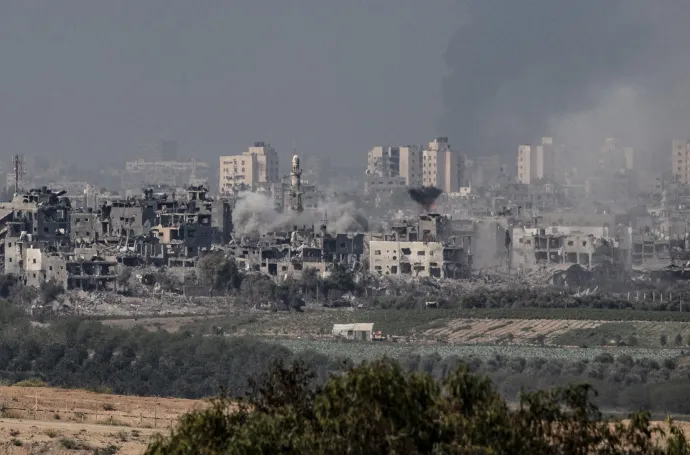 Füst száll fel a lerombolt gázai épületek között az izraeli Szderotból nézve 2023. október 28-án – Fotó: Mostafa Alkharouf / Anadolu / AFP