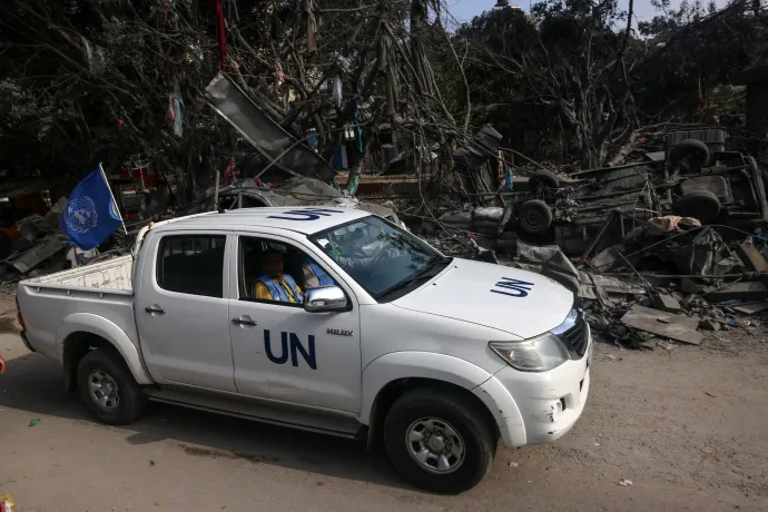 Az ENSZ egyik járműve halad el egy lerombolt épület mellett a Gázai övezet déli részén fekvő Rafahban 2023. október 28-án – Fotó: Said Khatib / AFP