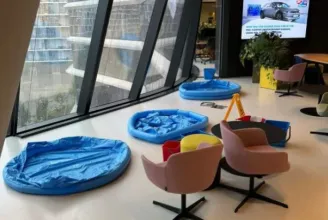 Felfújható gyerekmedencékben gyűjtik a vizet a beázó Mol-felhőkarcolóban