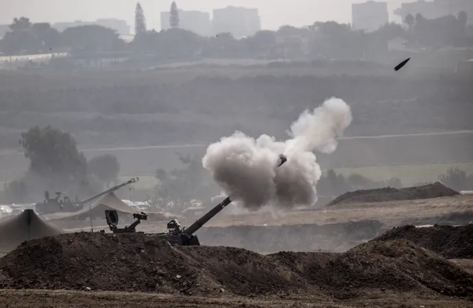 Az izraeli erők tüzérségi lövedékekkel lövik a Gázai övezet több részét Szderótból 2023. október 28-án – Fotó: Mostafa Alkharouf / Anadolu / AFP