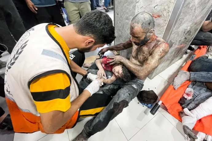 Sérült palesztin civileket látnak el a gázavárosi Al Sifa kórházban 2023. október 27-én – Fotó: Stringer / Reuters
