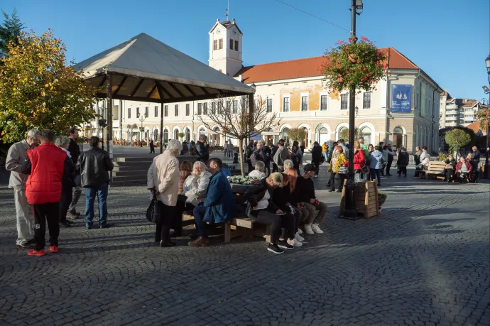Keveslik a büntetést a háromszékiek: gyertyával és virággal emlékeztek meg az ittasan halálos balesetet okozó rendőr áldozatáról