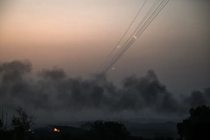 A Gázai övezetből Izraelre kilőtt rakéták 2023. október 28-án, szombat este Szderót városából nézve – Fotó: Aris Messinis / AFP