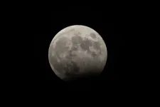 Részleges holdfogyatkozás volt szombat este