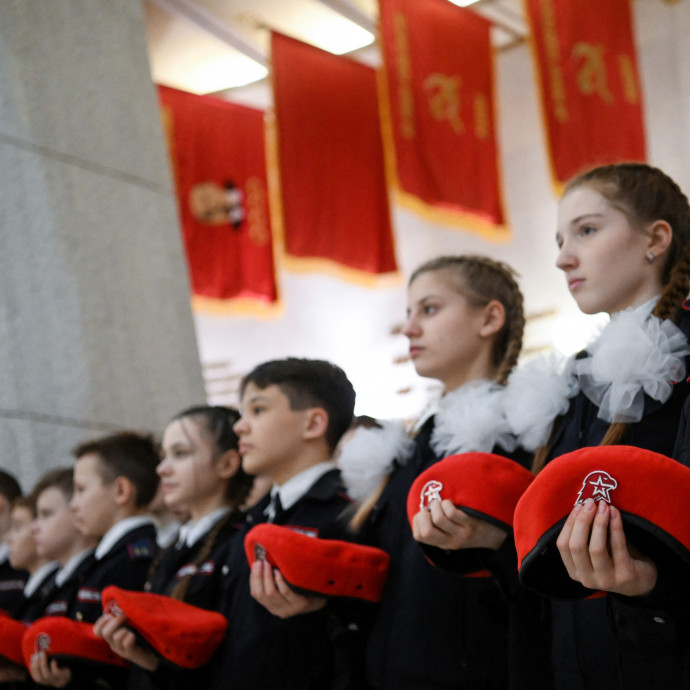 Ideológiai tárgyakkal és katonai ismeretekkel vonalasítják az orosz oktatást, a propaganda már Putyin újraválasztását készíti elő