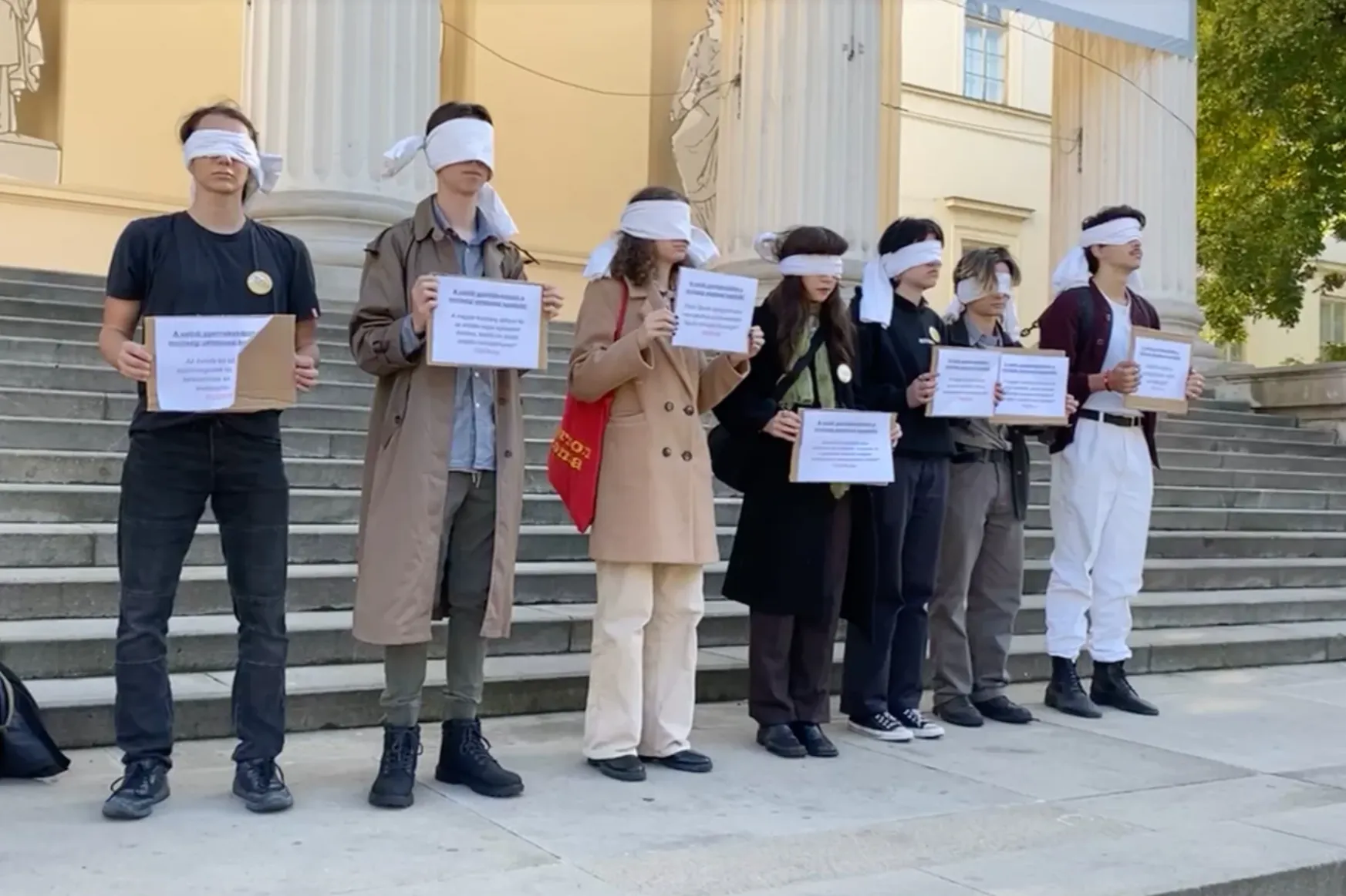 Bekötött szemű diákok akcióztak a Nemzeti Múzeum előtt