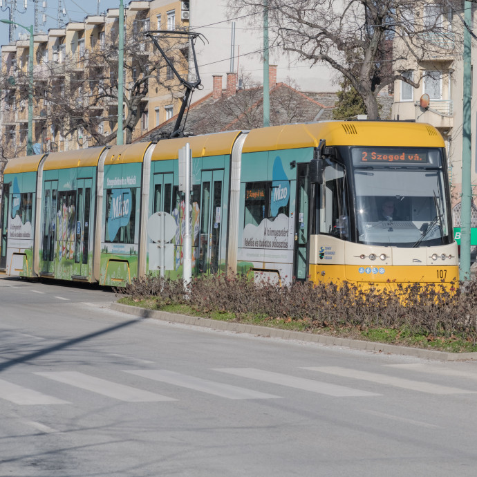 Százmilliárdok elköltése nélkül, az utasok igényeire figyelve is vonzóbbá lehet tenni a közösségi közlekedést