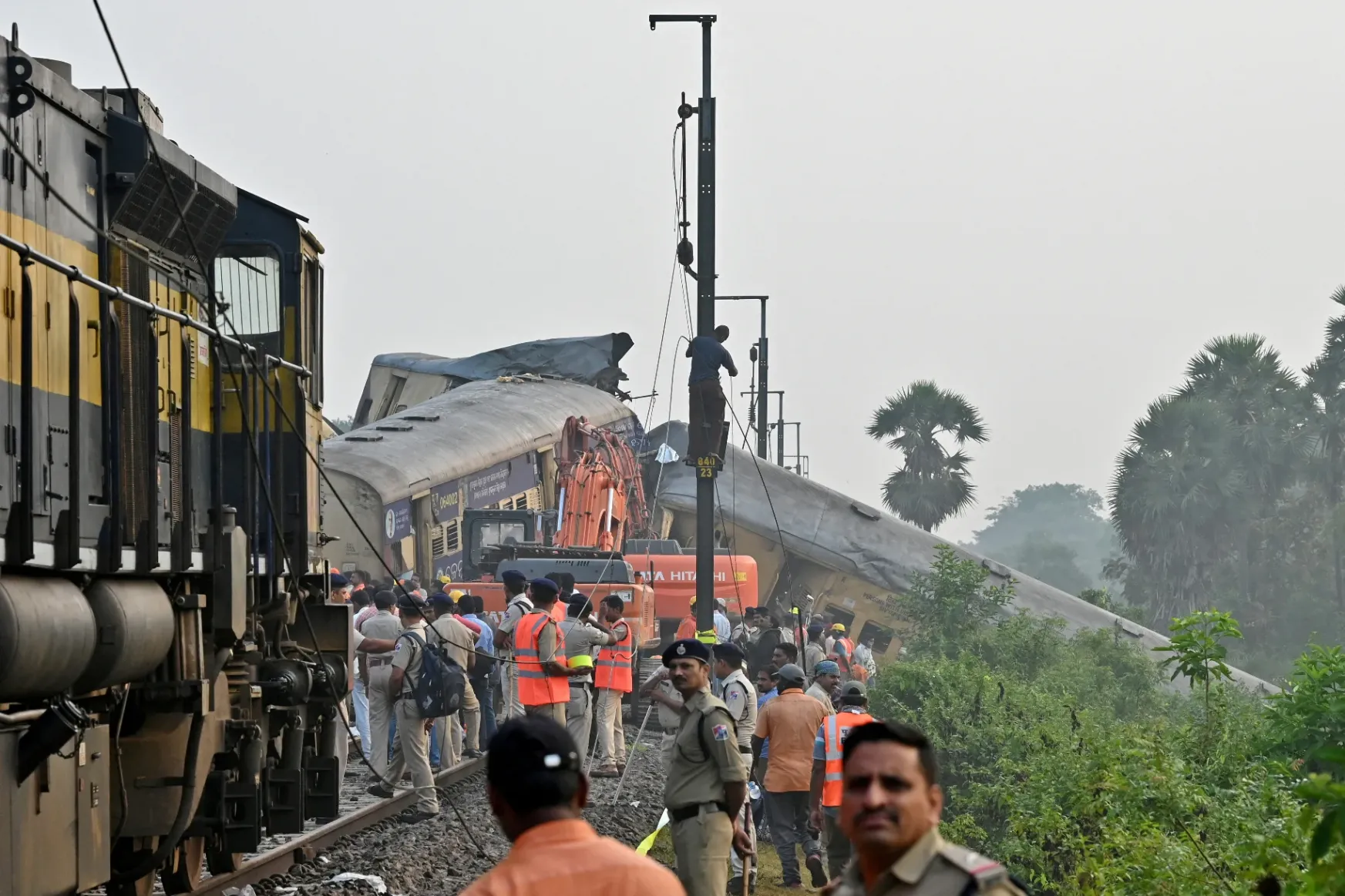 13 ember meghalt, miután egymásba rohant két vonat Indiában