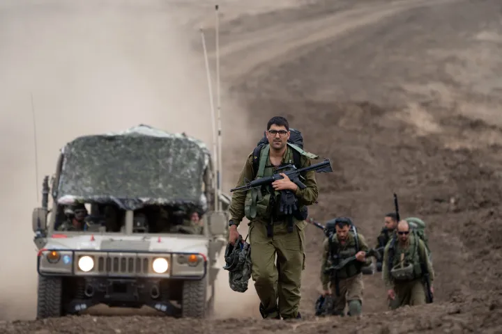 Egy izraeli ejtőernyős dandár katonái gyakorlatoznak a Golán-fennsíkon október 29-én, mielőtt visszatérnek a gázai határra – Fotó: Dima Vazinovich / AFP