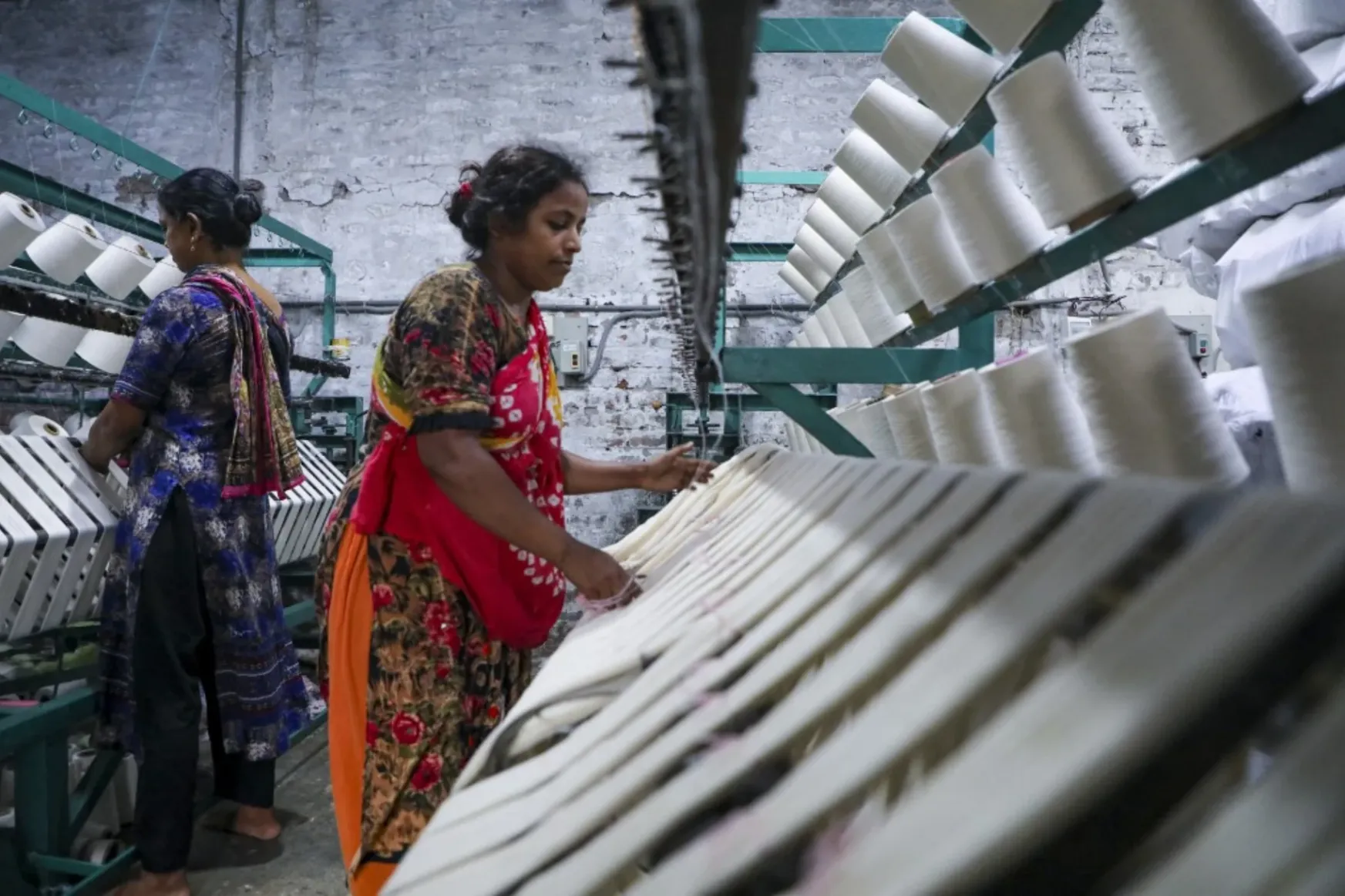 Több tízezer bangladesi textilgyári munkás tüntet, és gyárakat rongálnak a rendkívül alacsony bérek miatt