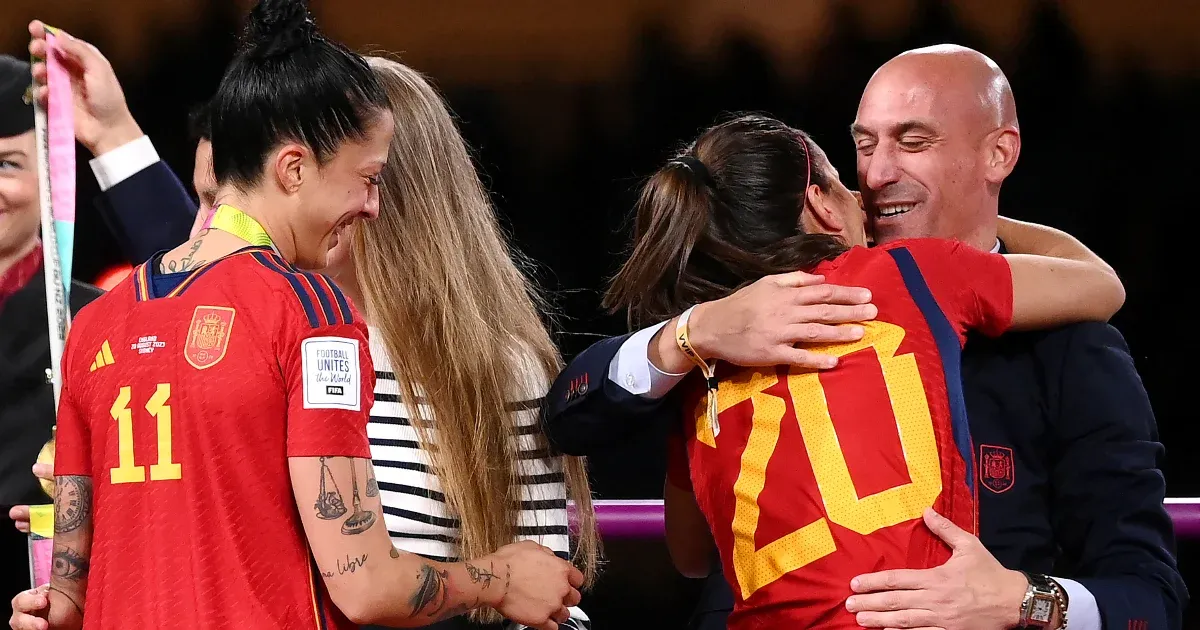 La FIFA impuso una sanción de tres años a la ex capitana de fútbol de España por besarla en los labios tras la final del Mundial femenino.