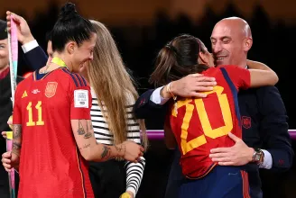 A FIFA három évre eltiltotta a volt spanyol focielnököt, aki a női vb-döntő után szájon csókolt egy játékost