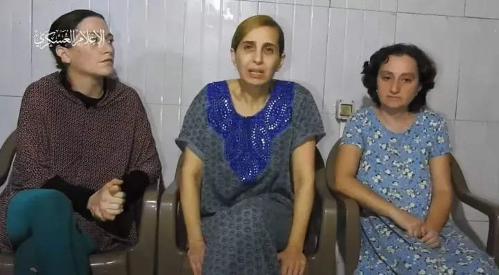 A három fogva tartott nő a Hamász videóján. Középen Deniel Aloni. – Fotó: Kivágás a Hamász videójából. 