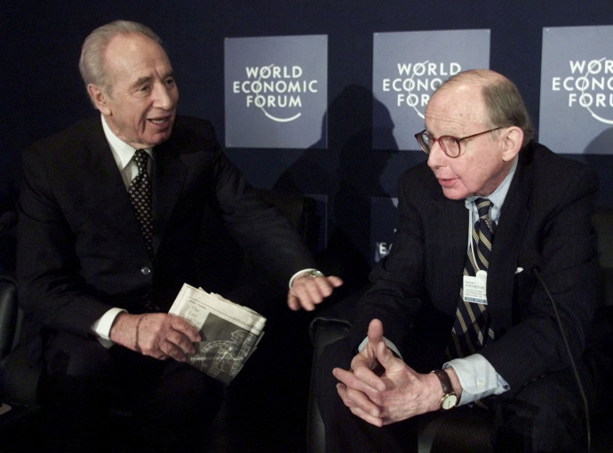 Simón Peresz izraeli kormányfő és Samuel P. Huntington a New York-i világgazdasági fórumon, 2002 februárjában. (JEFF CHRISTENSEN / POOL / AFP)