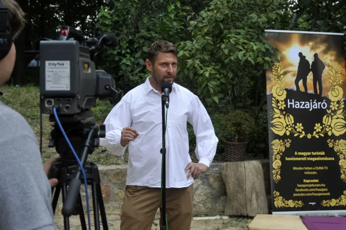 Moys Zoltán író-rendező, a Duna TV Hazajáró című turisztikai magazinműsorának rendezője, forgatókönyvírója, az egylet egyik alapítója beszél a Hazajáró Honismereti és Turista Egylet zászlóbontó rendezvényén a Prohászka Ottokár Élet Háza udvarán, Csobánkán 2015. július 26-án – Fotó: Kovács Attila / MTI