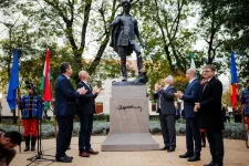 Felavatták Petőfi Sándor egész alakos szobrát Szatmárnémetiben