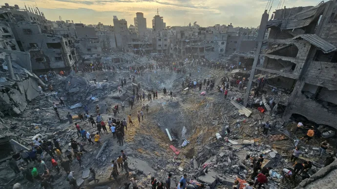 Palesztinok kutatnak áldozatok után a Gázai övezet északi részén lévő Dzsabalja menekülttáborban 2023. október 31-én – Fotó: Anas al-Shareef / Reuters