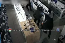 Fejszével törték be egy üzlet kirakatát Veszprémben, kétzsáknyi mobilt elloptak, és az egész megvan videón