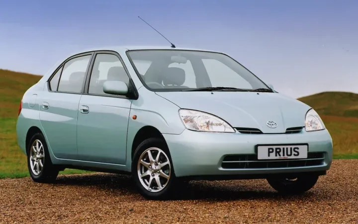 La primera generación del Toyota Prius híbrido gasolina-eléctrico de 1997 prometía una experiencia de coche eléctrico sin carga externa.  No es casualidad que este último fuera el principal atractivo de este tipo entre los clientes japoneses Foto: Toyota