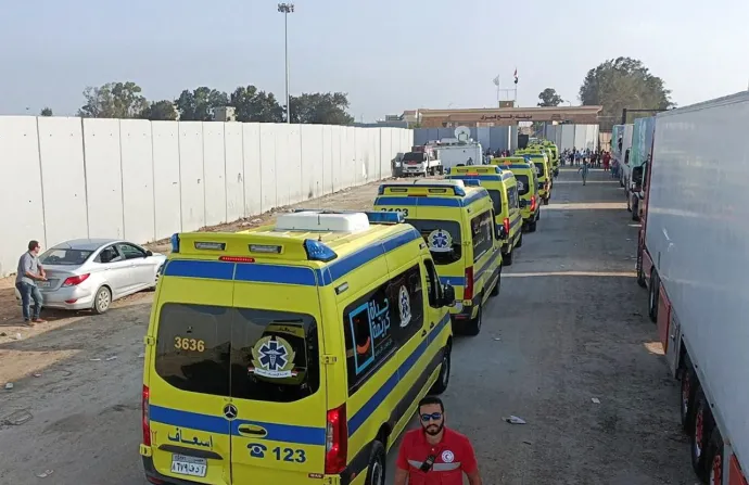 Az egyiptomi mentőkonvoj, amely súlyosan sérült embereket szállít majd az országba, arra vár, hogy áthaladjon a rafahi átkelőn az egyiptomi oldalról 2023. november 1-jén – Fotó: Stringer / Reuters