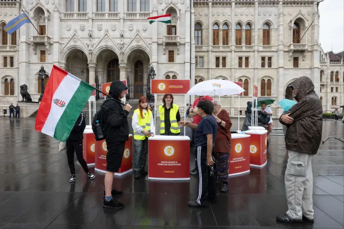 Egymillió üres nemzeti konzultációs ívet gyűjtene össze a 7IGEN-es népszavazás mögött álló aHang