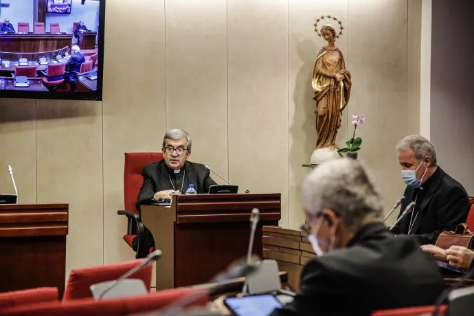 Luis Argüello beszél a spanyol püspöki konferencia állandó bizottsága tagjainak ülésén 2021. szeptember 28-án, ahol többek között téma volt az egyházi tisztviselők által elkövetett szexuális zaklatások is – Fotó: Carlos Lujan / Europa Press News / Getty Images
