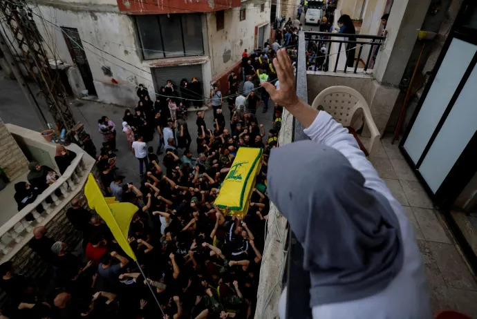 Gyászoló tömeg a Hezbollah egyik katonájának temetésén a libanoni Chaqrában – Fotó: Zohra Bensemra / Reuters