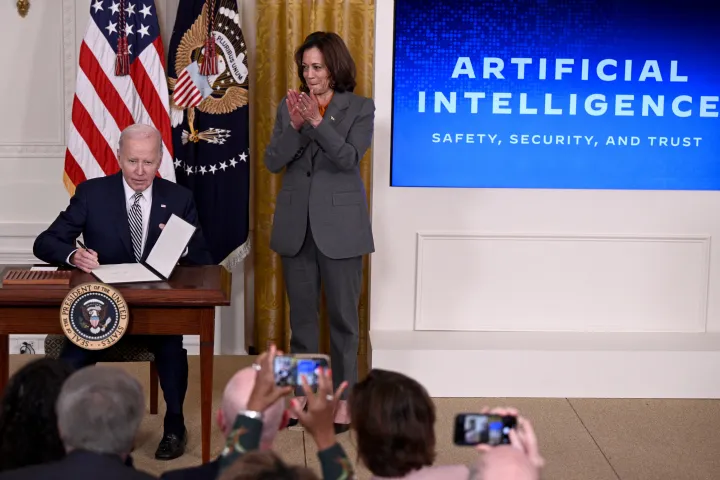Joe Biden és Kamala Harris a rendelet hétfői aláírásakor – Fotó: Brendan Smialowski / AFP