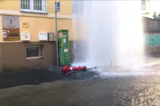Autó döntött ki egy vízcsapot, gejzír tört fel Józsefvárosban