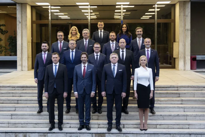 Robert Fico és kabinetjének tagjai az új, hárompárti kormánykoalíció eskütétele után Pozsonyban 2023. október 25-én – Fotó: Tomas Benedikovic / AFP