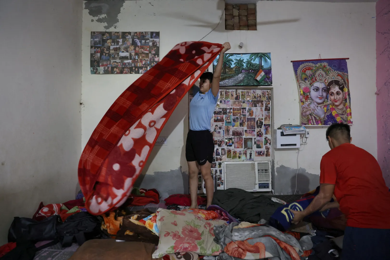A 13 éves Chavi takarót hajtogat a szobájában – Fotó: Anushree Fadnavis / Reuters