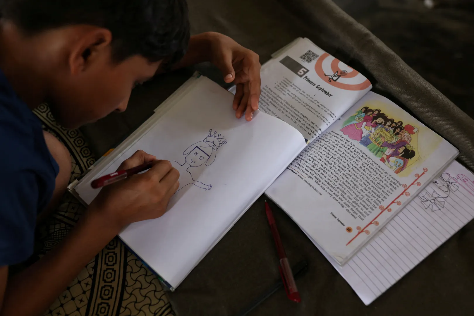 A 12 éves Uma Beniwal az ágyán rajzolgat – Fotó: Anushree Fadnavis / Reuters