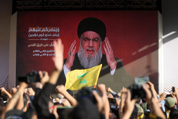 Tömegek hallgatták a libanoni fővárosban, Bejrútban a Hezbollah főtitkárának, Hasszan Naszrallahnak tévés beszédét – Fotó: Mohamed Azakir / Reuters