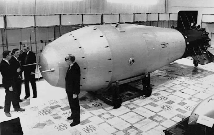 A Cár-bomba másolata a moszkvai Cseljabinszki Atomfegyver Múzeumban, 1992. október 22-én – Fotó: TASS / JAPAN OUT / AFP