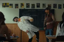 A saját magán röhögő Krúbit egy osztályteremben üti ki Ganxsta Zolee az új klipjében