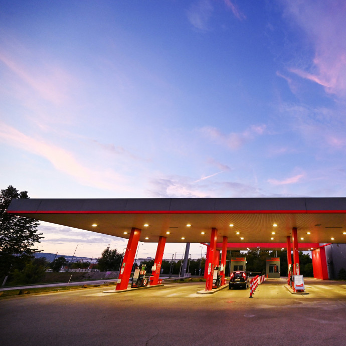 Olcsóbb üzemanyagot szeretne a kormány, mégis adót emel, pedig nem lenne muszáj