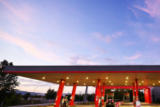 Olcsóbb üzemanyagot szeretne a kormány, mégis adót emel, pedig nem lenne muszáj