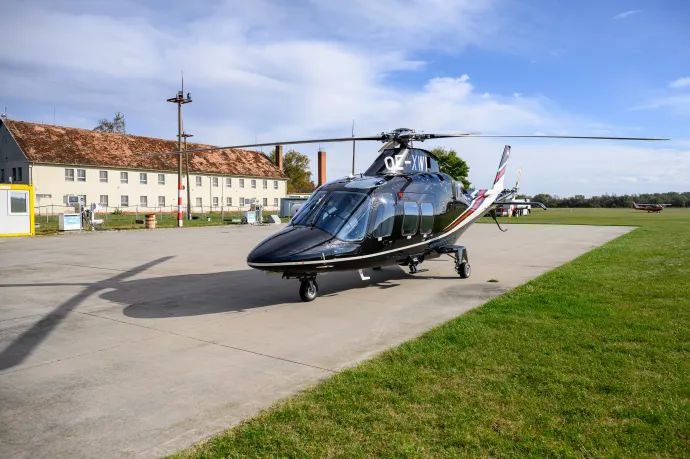 A helikopter a szegedi repülőtéren 2023. november 4-én – Fotó: Ocskó Ferenc / Szegeder / Telex