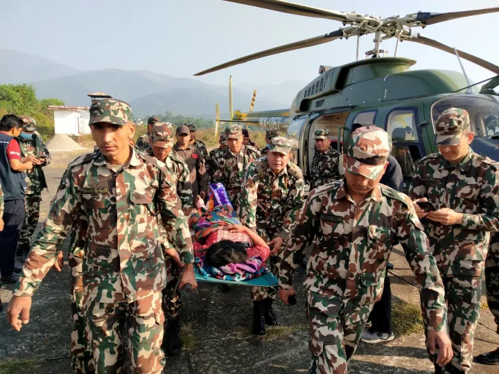 Katonai helikopterrel szállított sérült – Forrás: Nepál hadserege / Reuters
